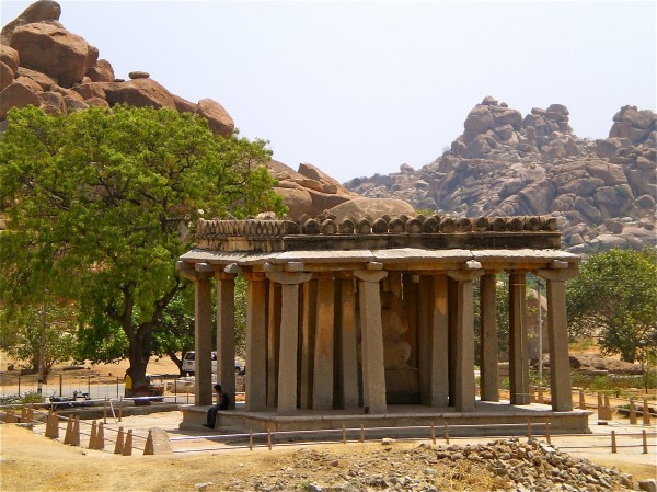 בית בהמפי, ליד הנהר, הודו.   Temple by the river  Hampy, India